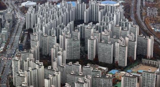 서울 송파구 롯데월드타워 서울스카이에서 바라본 잠실 아파트 모습. <연합뉴스>